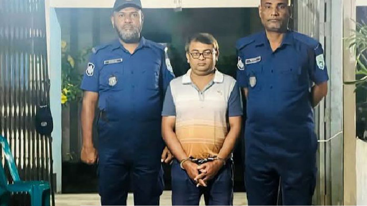 চিরিরবন্দরে ভুয়া ডাক্তার আট