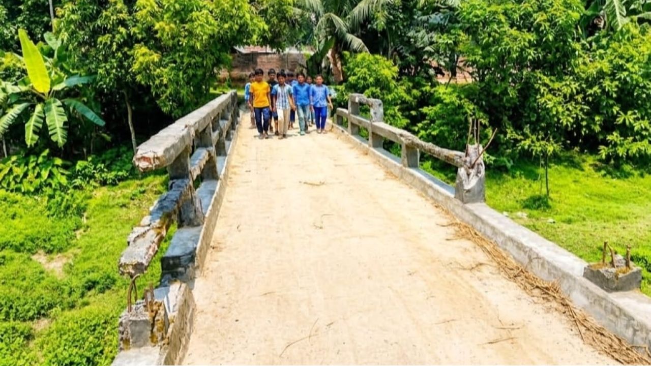 তারাগঞ্জে ৩৫ বছরের জরাজীর্ণ সেতুতেই ঝুঁকি নিয়ে পারাপার
