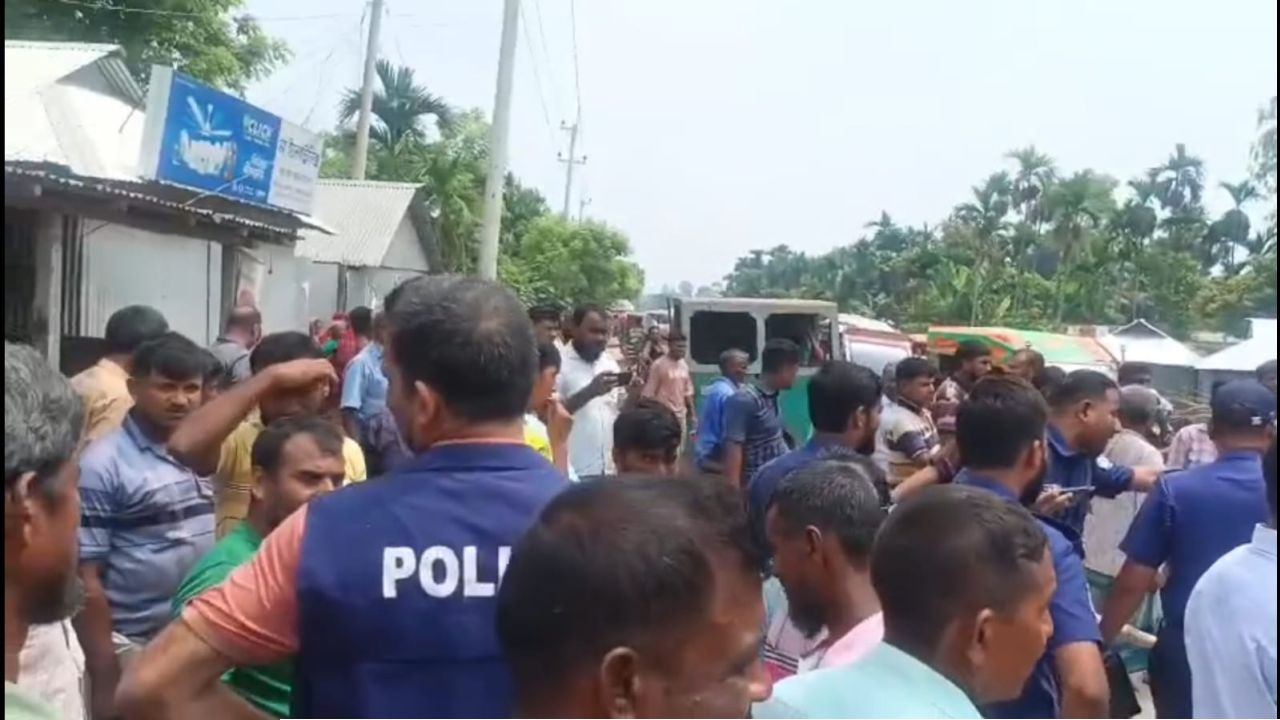 কুড়িগ্রামের ভূরুঙ্গামারীতে সারের দাবিতে বিক্ষুব্ধ কৃষকদের রাস্তা অবরোধ 