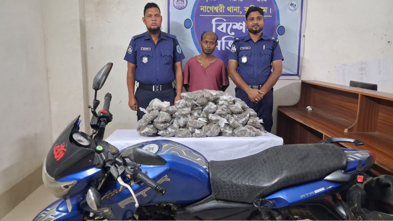 খালে ঝাঁপ দিয়েও রক্ষা হয়নি, মোটরসাইকেলে ১০ কেজি গাঁজাসহ আটক ১
