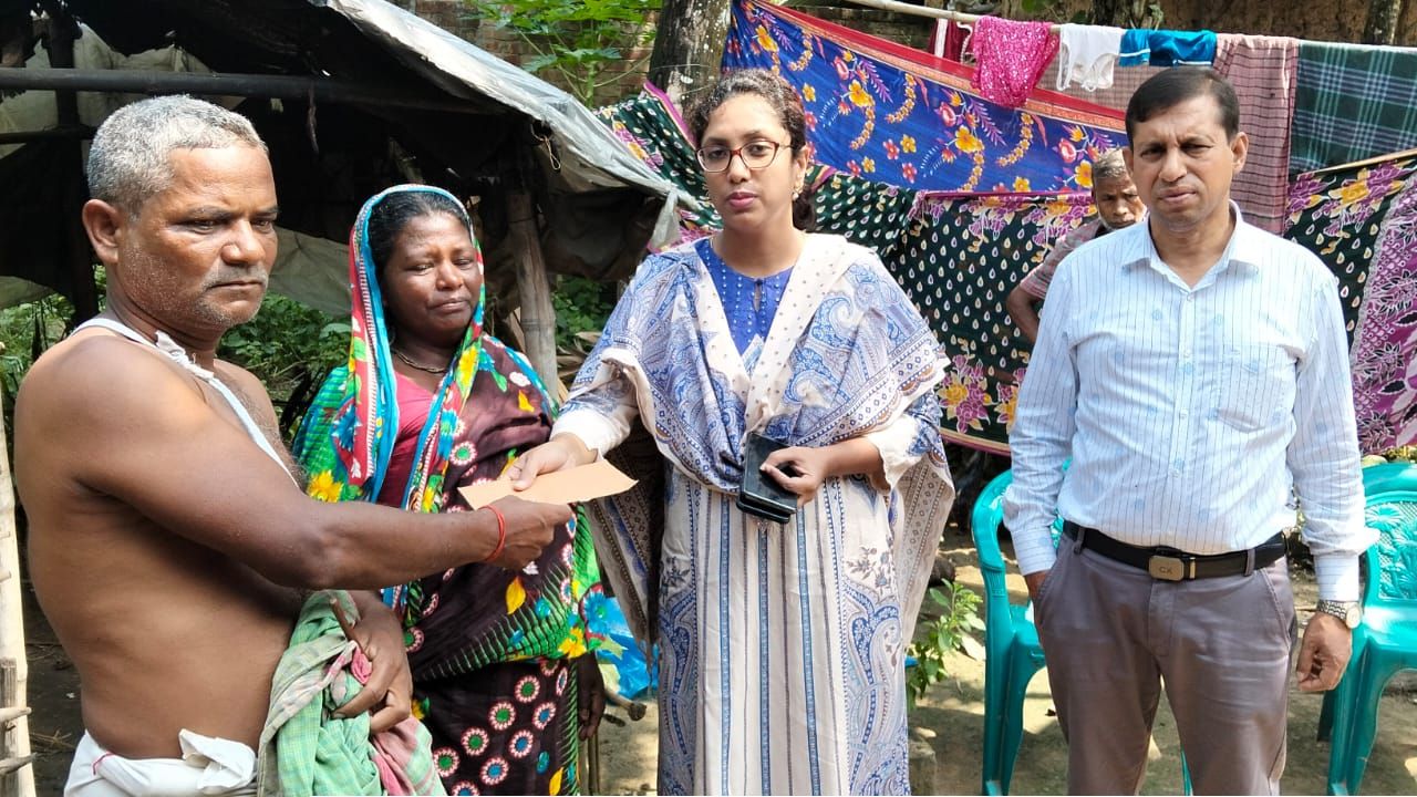বজ্রপাতে কিশোরের মৃত্যু, পরিবারের পাশে মহাদেবপুর উপজেলা প্রশাসন