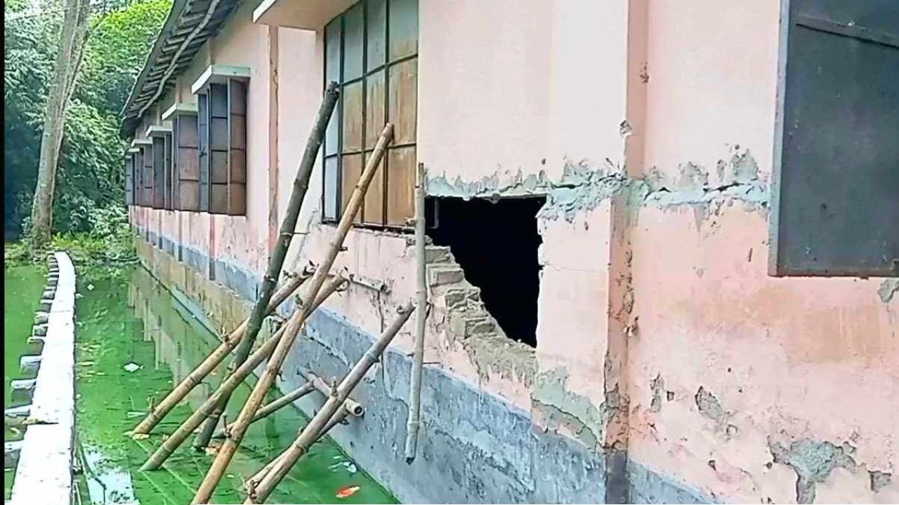 বাঁশের ঠেকনায় টিকে শ্রেণিকক্ষ, রোদ-বৃষ্টিতে মাঠেই ক্লাস ছাত্রীদের