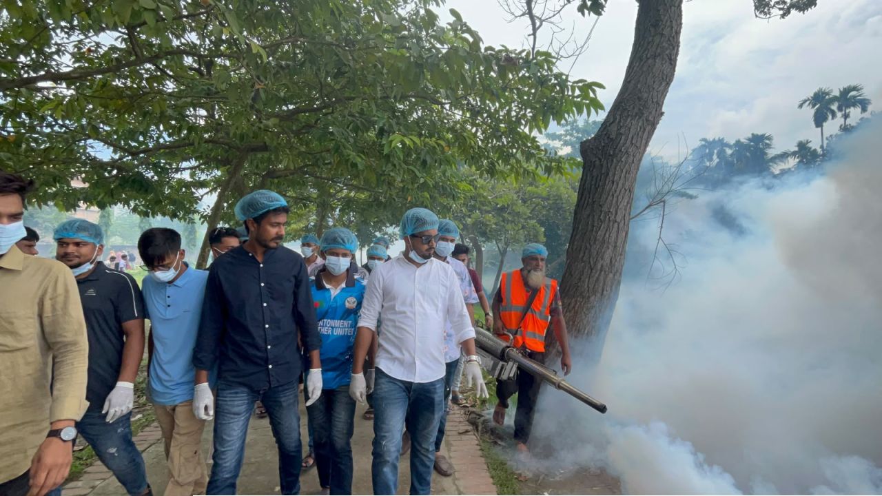ডেঙ্গু রোধে নওগাঁ সরকারি কলেজে ছাত্রদলের ৪ ঘণ্টার ‘ক্লিন ক্যাম্পাস’ অভিযান