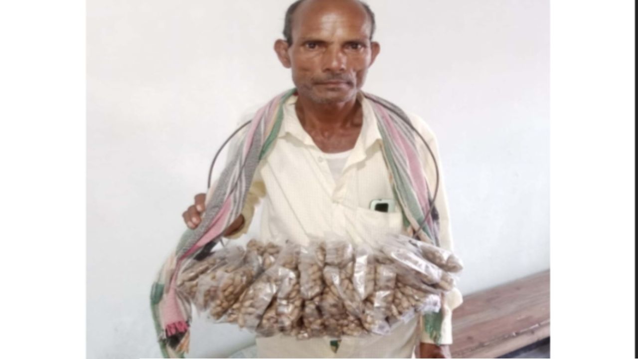 দিন শেষে লাভ ২০০ টাকা, তবুও স্বপ্ন দেখেন সন্তানদের ভবিষ্যৎ নিয়ে