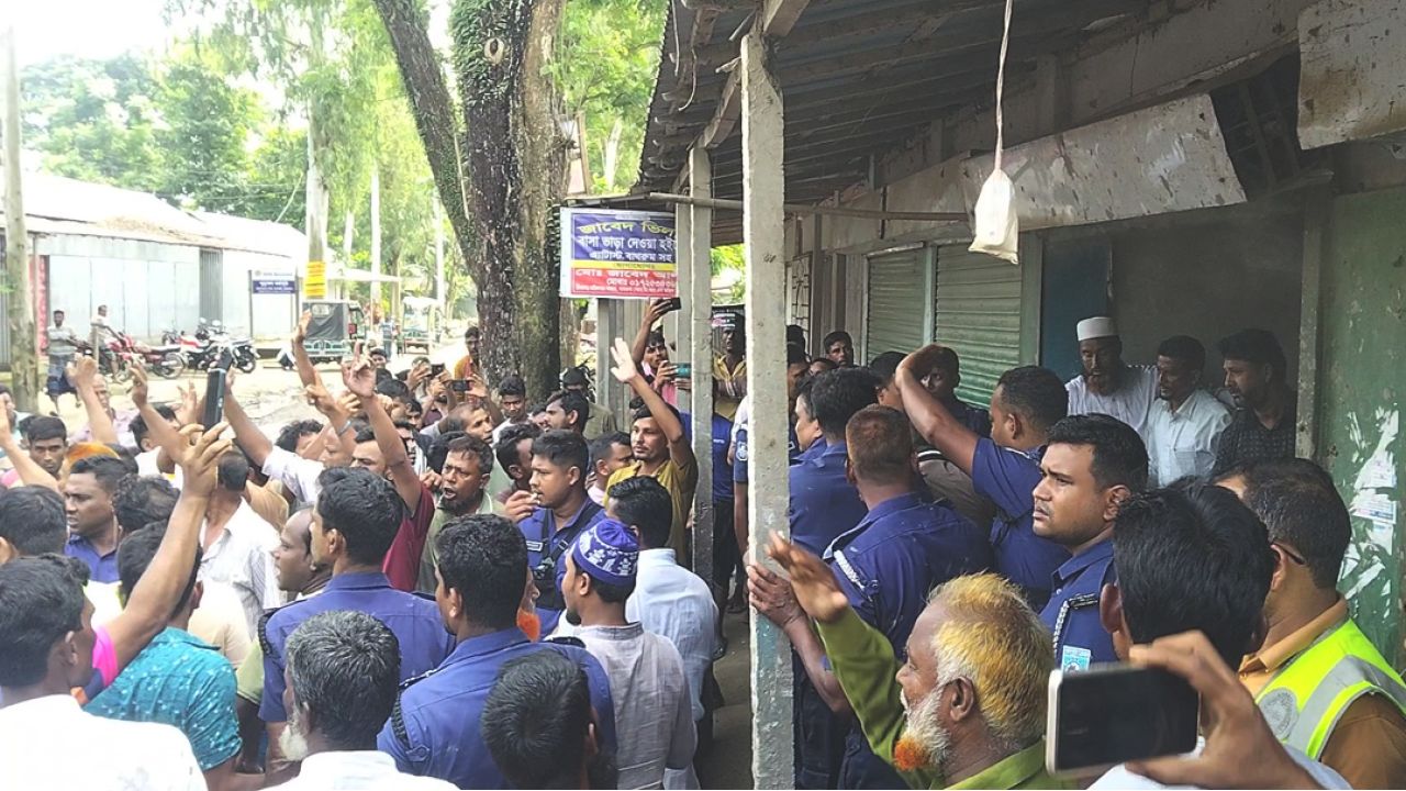 সার শেষ ৮টার আগেই, ক্ষুব্ধ কৃষকদের অবরোধে গুদামে আটকা কৃষি কর্মকর্তা