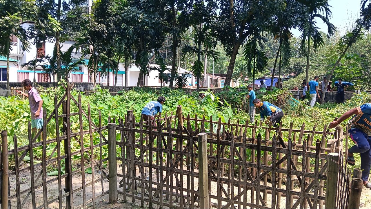 রংপুরে ‘বাংলার চোখ’র কবরস্থান পরিষ্কার কর্মসূচি