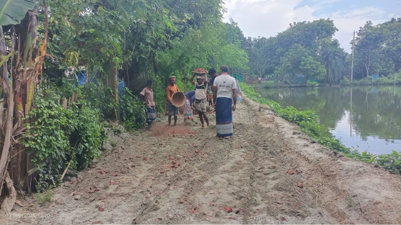 এক কোটি ২০ লাখ টাকার সড়কে নিম্নমানের খোয়ার অভিযোগ