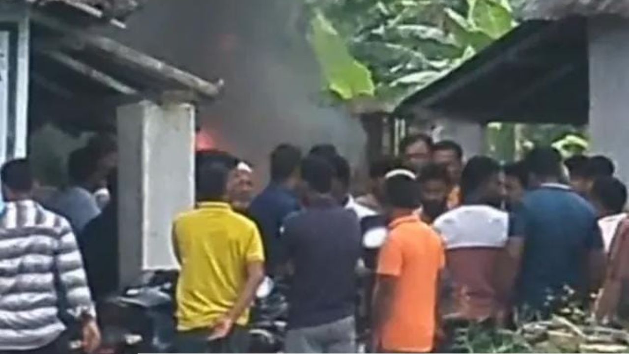 কলেজে যোগ দিতে গিয়ে অধ্যক্ষের ওপর হামলা, পুড়ল মোটরসাইকেল