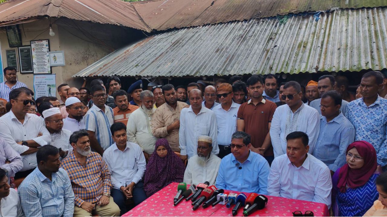 সরকারকে হেয়-প্রতিপন্ন করতে জামায়াত কৃত্রিম সারের সংকট তৈরি করেছে