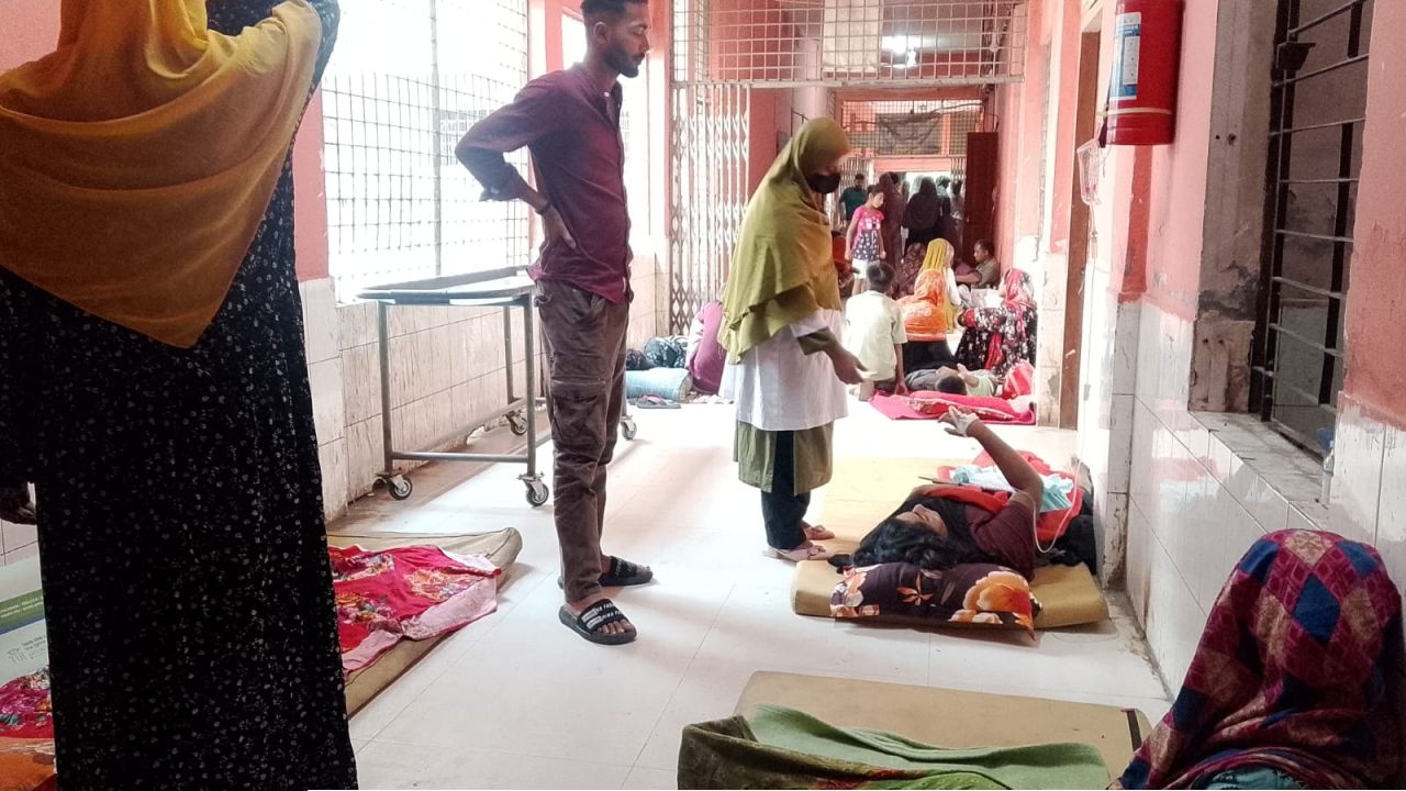 নীলফামারীতে হাসপাতালে তীব্র দুর্গন্ধে চলছে ডেঙ্গুর চিকিৎসা