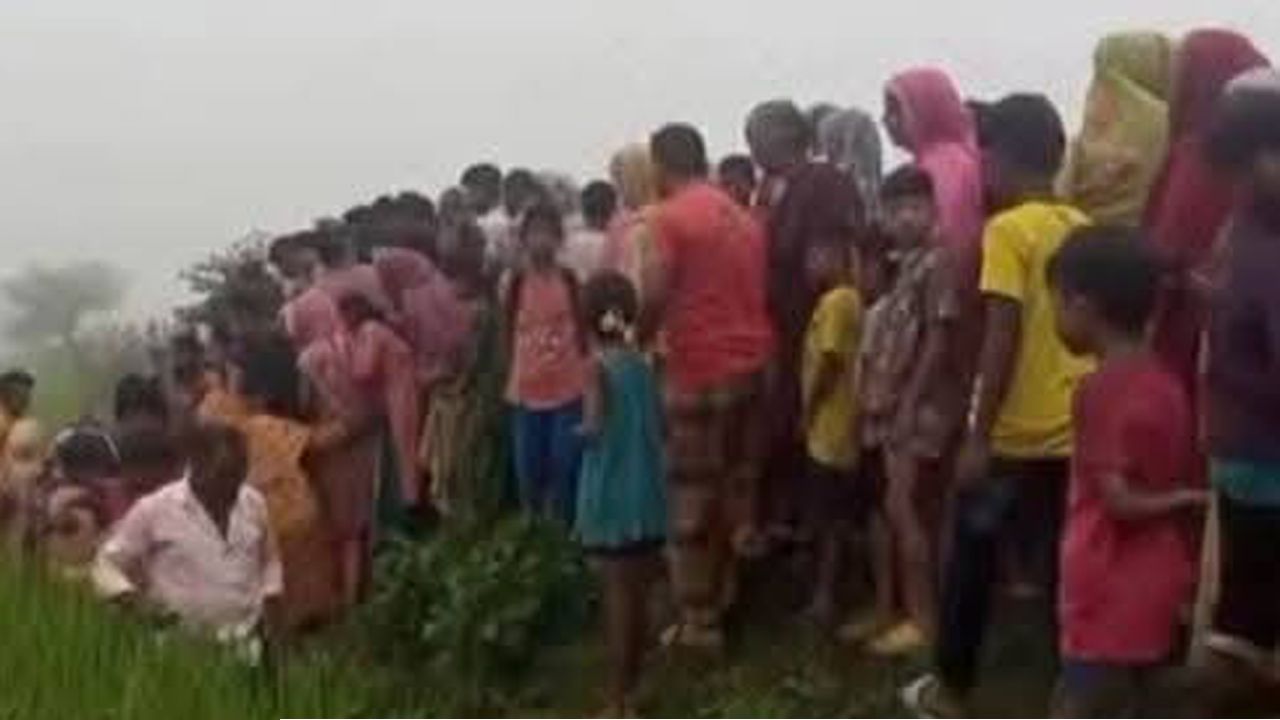 চিরিরবন্দরে ধানখেতে থেকে ভ্যান চালকের মরদেহ উদ্ধার