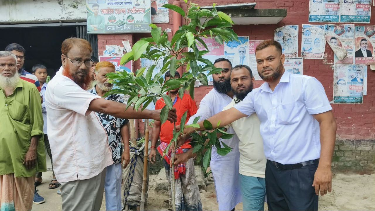 বদলি হলেও স্মৃতি হয়ে থাকবে বকুল গাছটি