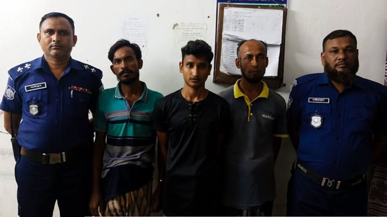 চিরিরবন্দরে গাঁজাসহ ৩ জন আটক
