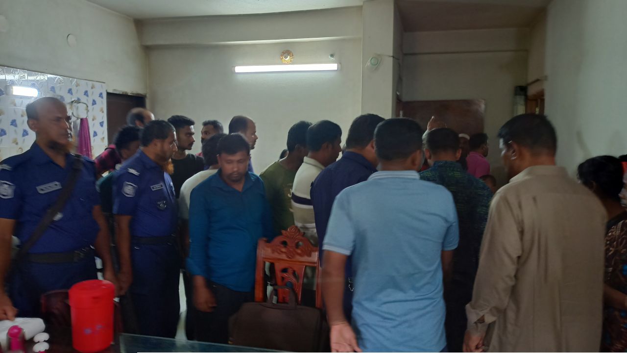 বীরগঞ্জে ছাত্রীর ঝুলন্ত মরদেহ উদ্ধার