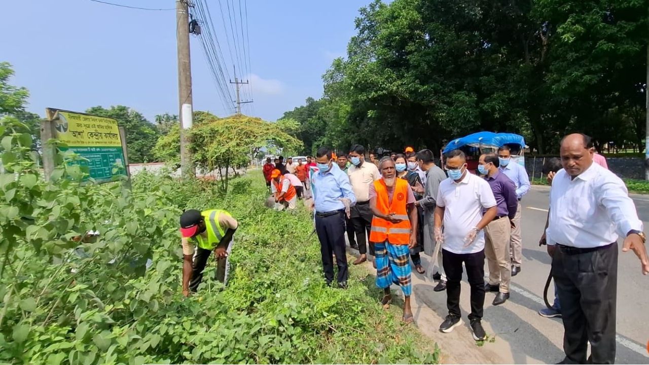 নীলফামারীতে ডিসির নেতৃত্বে পরিচ্ছন্নতা অভিযান