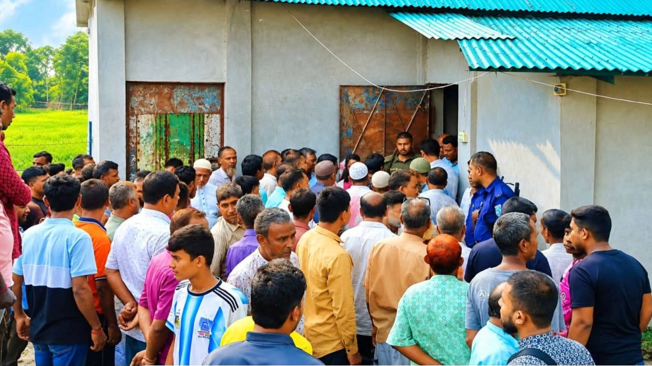 বীরগঞ্জে ১৯৮ বস্তা অবৈধভাবে মজুদ টিএসপি সার জব্দ