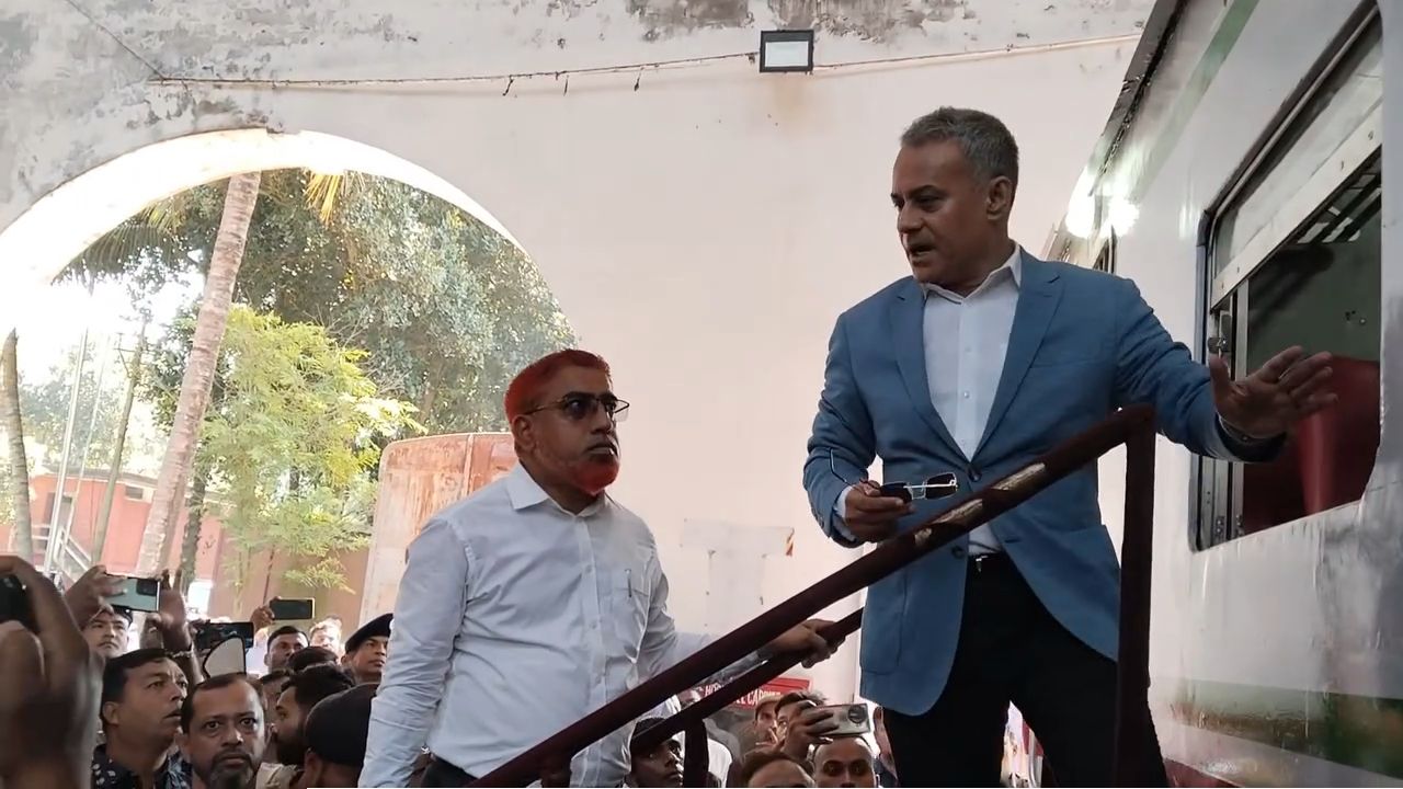 এমন নিম্নমানের কাজ করার চাইতে রেলকোচ সংস্কার কাজ একেবারেই বন্ধ করে দেওয়া হোক- রেলপথ মন্ত্রী