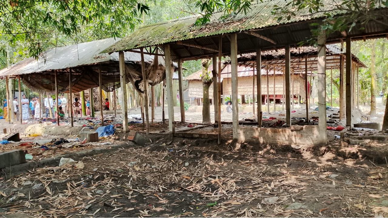 জলঢাকায় হত্যা মামলার পলাতক আসামীদের বসতবাড়ি ভাংচুর ও লুটপাটের অভিযোগ 