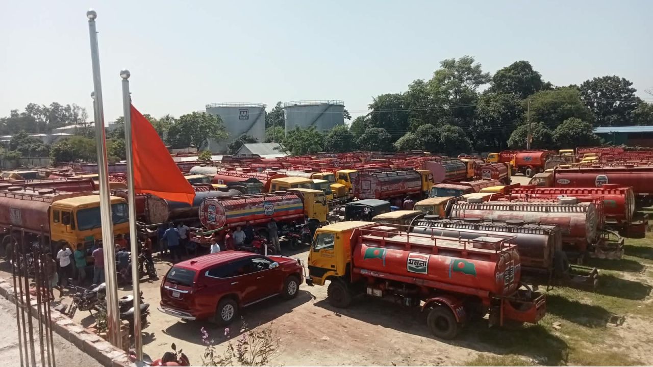 ৪ শ্রমিক গ্রেপ্তারের প্রতিবাদে ৮ ঘণ্টা অবরোধ, উত্তরের ৮ জেলায় জ্বালানি সরবরাহ বন্ধ