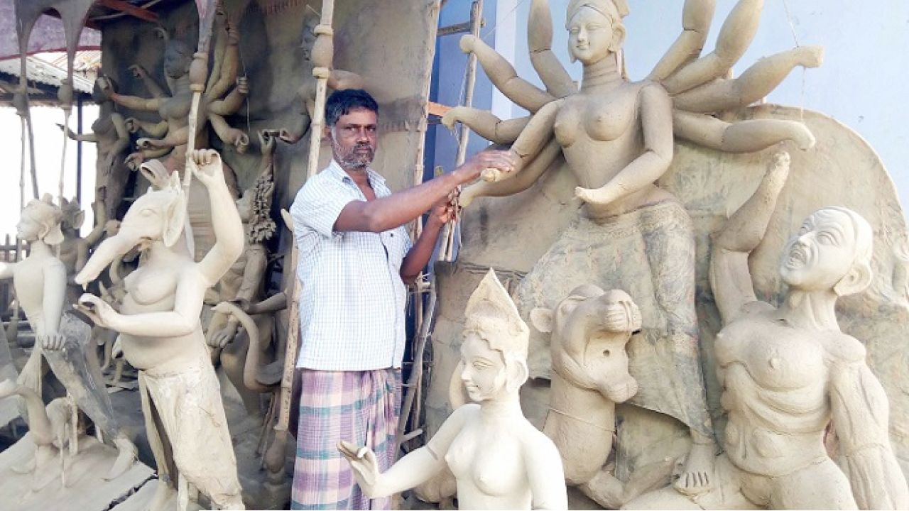 শেষ মুহুর্তে প্রতিমা তৈরিতে ব্যস্ত মৃৎশিল্পীরা