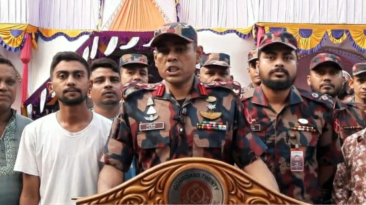 দুর্গাপূজার নিরাপত্তা নিশ্চিতে পূজামণ্ডপ পরিদর্শনে বিজিবি অধিনায়ক