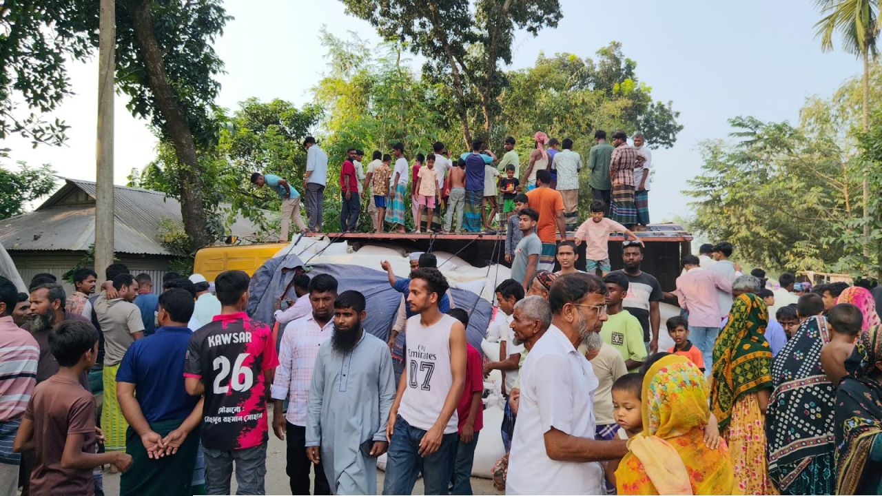 কুড়িগ্রামের রৌমারীতে ট্রাক্টরের ধাক্কায় ৫ জনের মৃত্যু : গুরুতর আহত ১