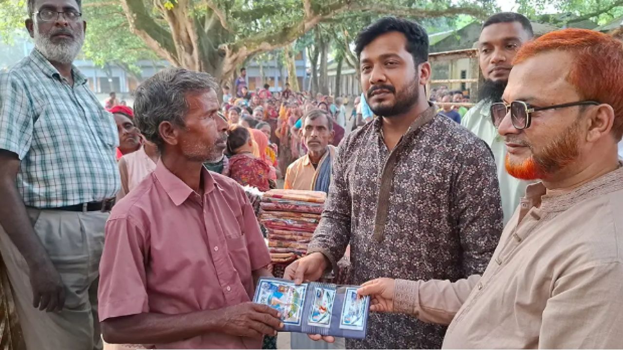 দুর্গাপূজার আনন্দ ভাগাভাগি, দুই হাজার মানুষের মাঝে শাড়ি-লুঙ্গি বিতরণ